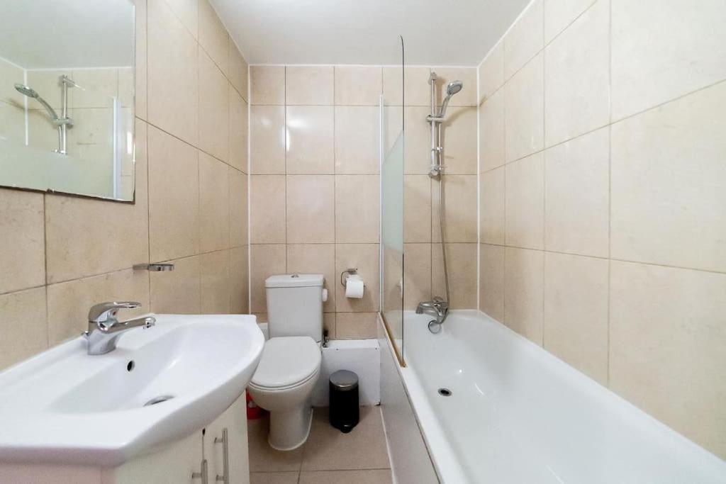 2 Bedroom Apartment لندن المظهر الخارجي الصورة