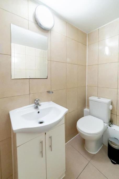 2 Bedroom Apartment لندن المظهر الخارجي الصورة